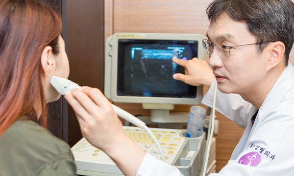 비절개 필러제거 기계사용하는 의사